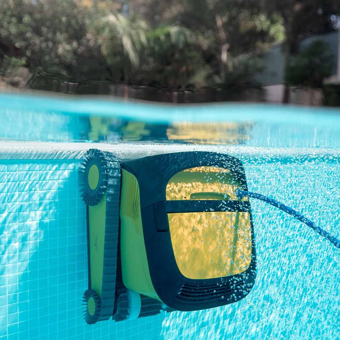 Dolphin Wave 90i cleaning the pool wall at the waterline